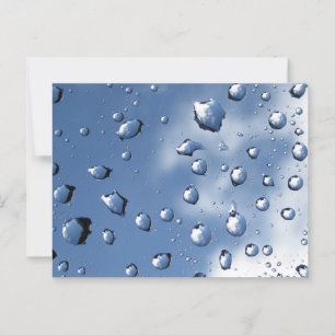 Postal El agua cae en la web araña contra el cielo azul