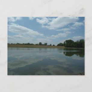 Postal El agua del lago refleja los cielos nubes blancas 