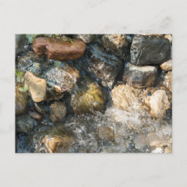 Postal El agua fluye sobre las piedras en una calle