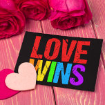 Postal El amor gana el orgullo gay arcoiris LGBTQ<br><div class="desc">¡El matrimonio gay ha sido aprobado por la Corte Suprema! Finalmente,  las parejas gays y lesbianas pueden disfrutar de los mismos derechos que merecen. Hermosas letras de arcoiris para celebrar este histórico día para la comunidad LGBTQ.</div>