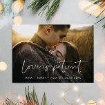 Postal El amor moderno minimalista es una actualización p<br><div class="desc">¿Tienes que posponer o cancelar tu boda o celebración? Comparte las noticias con esta hermosa postal,  fuente y colores completamente personalizable.</div>
