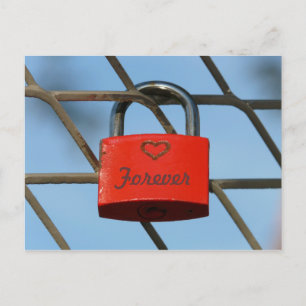 Postal El amor rojo bloquea el padlockwith Heart on Fence