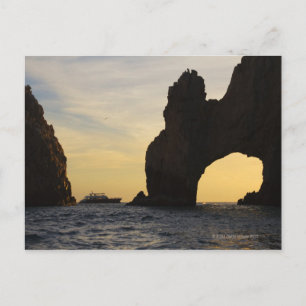 Postal El Arco al anochecer con un Tour Boat