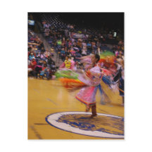 El baile de plumas PowWow de turno de las damas