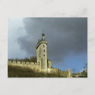 Postal El castillo de Chinon está en la cima de una colin