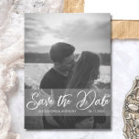 Postal El compromiso moderno de los Bodas AHORRA LA FECHA<br><div class="desc">Elegante y moderno SAVE LAS postales DE LA FECHA para enviar a tus invitados. Caligrafía de escritura blanca con foto / imagen / imagen. Banner transparente. Perfecto para fotos de compromiso en blanco y negro. Plantillas personalizadas en línea para facilitar la edición. Añade tu texto delante y detrás de la...</div>