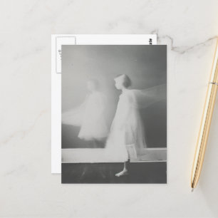 Postal El fantasma en el negro y blanco de la escalera