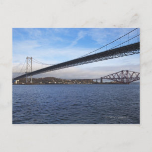 Postal El Forth Road Bridge en primer plano es una suspen
