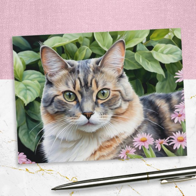 Postal El gato de Tortoiseshell Diluir en el jardín (A postcard of a cute dilute tortoiseshell cat, pictured in a garden with pink flowers)
