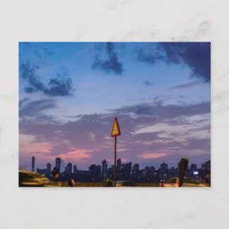 Postal El horizonte de Mumbai en Dusk