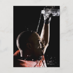 Postal El jugador de fútbol se enfría con agua