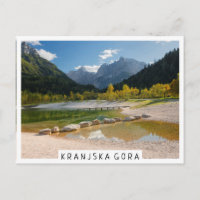 El lago Jasna en los Alpes eslovenos en otoño