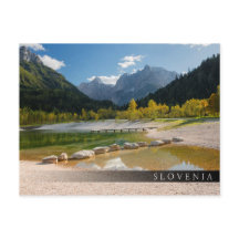 El lago Jasna en los Alpes eslovenos en otoño
