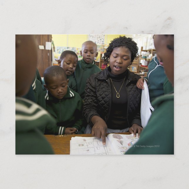 Postal El profesor asiste a un grupo de estudiantes en el (Anverso)