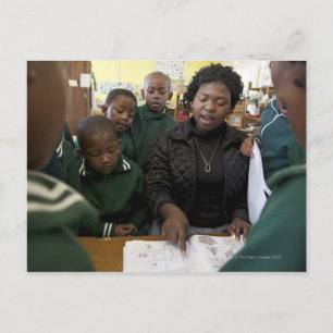 Postal El profesor asiste a un grupo de estudiantes en el