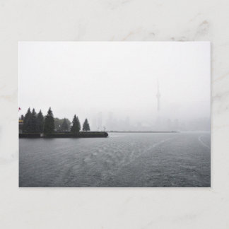 Postal El Skyline del puerto de Toronto bajo la lluvia
