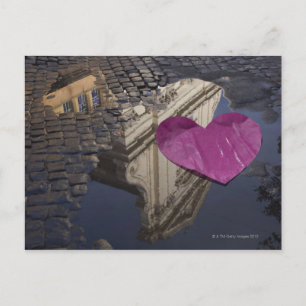 Postal El solitario corazón de papel flotando en un charc