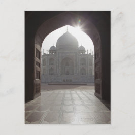Postal El Taj Mahal atravesado por la puerta de la recepc