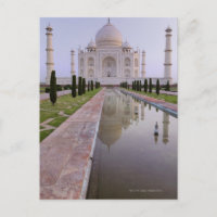 El Taj Mahal perfectamente reflejado en la quiebra