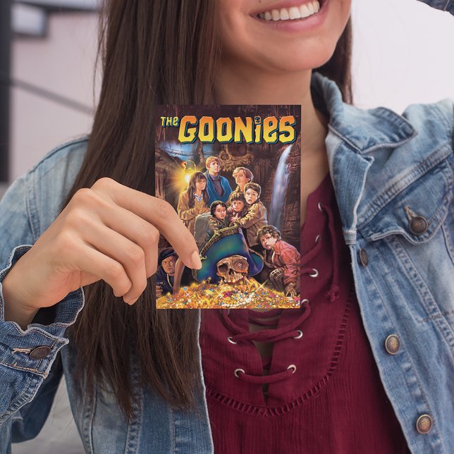 Postal El tesoro de un ojo de los Goonies Willy (Person holding postcard)