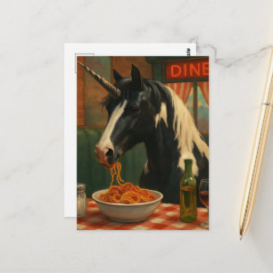 Postal El unicornio pinto en una cafetería comiendo Espag
