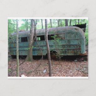 Postal El viejo bus verde abandonado en los bosques