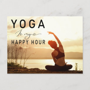 Postal El yoga es mi hora feliz. Mujer posando yoga