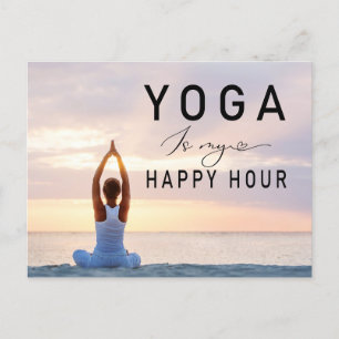 Postal El yoga es mi hora feliz. Mujer posando yoga