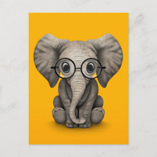 Postal Elefante lindo bebé con lentes de lectura amarillo