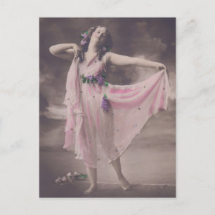 Postal Elegancia vintage en vestimenta floral rosa