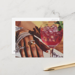 Postal Elegante bebida y muchos collages de joyas