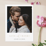 Postal Elegante Boda de fotografía de tipografía de oro g<br><div class="desc">Este boda fotográfico de moda simple, gracias a la plantilla de postcard, presenta un diseño elegante, minimalista y moderno. La parte delantera incluye tus nombres bajo tu foto favorita y un mensaje de "AMOR y AGRADECIMIENTO" transmitido con una sorprendente mezcla de dos tipos de letra distintos, con "y" en un...</div>