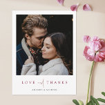 Postal Elegante Boda de fotografías en Borgoña Gracias<br><div class="desc">Este boda fotográfico de moda simple, gracias a la plantilla de postcard, presenta un diseño elegante, minimalista y moderno. La parte delantera incluye tus nombres bajo tu foto favorita y un mensaje de "AMOR y GRACIAS" transmitido con una sorprendente mezcla de dos tipos de letra distintos, con "y" en un...</div>