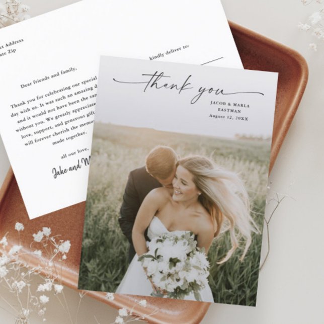 Postal Elegante Boda de guiones fotográficos gracias (Elegant Script Photo Wedding Thank You Postcard with modern handwritten script typographic overlay.)