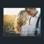 Postal Elegante Flourish Script Photo Save Our Date<br><div class="desc">Anuncie su fecha de boda a la familia y amigos con esta elegante foto guarde la postal de la fecha. Presenta un guión brillante superpuesto. Personalice agregando sus propios detalles de fotos y bodas. Este guión guarda nuestra postal de fecha es perfecta para cualquier tema boda.</div>