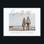 Postal Elegante foto moderna salva la fecha<br><div class="desc">Bodas modernas ahorran la postal de fecha en un diseño de escritura manuscrita con una foto favorita de sus fotos de compromiso. Sube tu foto y personalizar al frente con tus próximos detalles del boda. Agregue su dirección de devolución, fecha de boda y mensaje de personalizado al dorso de la...</div>