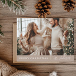 Postal Elegante Fotos neutrales de Feliz Navidad<br><div class="desc">Celebra la temporada de fiestas con esta magnífica carta minimalista de fotos de Feliz Navidad en tonos neutros. Perfecto para añadir un toque moderno e intemporal a sus saludos de vacaciones. Personalice su foto familiar y su nombre personalizado, creando una tarjeta única y elegante que será apreciada por todos sus...</div>