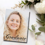 Postal Elegante guión de graduado de foto 2025 de Black F<br><div class="desc">Graduado escrito en elegante guión florido negro sobre tu foto de retrato senior hace una hermosa y minimalista postal de invitación de graduación. Personalizar con su nombre y clase de bachillerato, universidad o universidad de 2025 bajo la tipografía cursiva de la moda y añada sus detalles personales en la parte...</div>