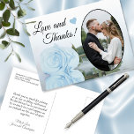 Postal Elegante Polvo Azul Rosa Boda Amor y Gracias<br><div class="desc">Esta hermosa postal es una forma sencilla y cuidada de agradecer a sus bodas invitados. Cuenta con un bonito diseño con la foto de su boda en forma de oval, y un único rosa polvoriento de color azul polvoriento de tallo largo reflejando en un estanque de agua. La leyenda dice...</div>