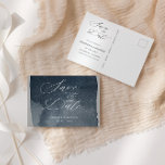 Postal Elegante Script Acuarela Lavado Guardar La Fecha<br><div class="desc">Nuestra colección "Watercolor Wash" incluye lavados en dos colores, burdeos y acero azul con un fondo complementario. El diseño del texto es moderno con una combinación de escritura elegante y fuente serif. Esta colección es apropiada para celebraciones bodas durante todo el año y productos personales y de oficina muy elegantes....</div>