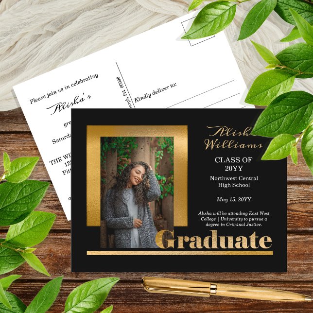 Postal Elegante y elegante graduado de textos de oro 1 fo (Classy Elegant Gold Tone Text "Graduate" One Photo Black  Graduation Announcement Postcard)