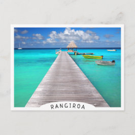 Postal Embalse con botes en una laguna tropical