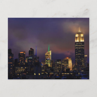 Postal Emp St Bldg brilla en nubes y niebla