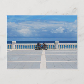 Postal en bicicleta por el mar Cantábrico de Españ