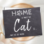 Postal En casa es donde el gato es el que hemos movido el<br><div class="desc">Casa es donde el gato está... y el gato se mudó! Deja que tu mejor amigo anuncie tu movimiento con esta tierna y divertida tarjeta de invitación en movimiento de gato en un rústico diseño de pizarra de pizarra. Personalice la parte posterior con nombres y su nueva dirección. ¡Este gato...</div>