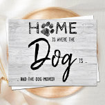 Postal En casa es donde el perro está mudando Mascota<br><div class="desc">La casa es donde está el perro... y el perro se mudó! Deja que tu mejor amigo anuncie tu movimiento con esta tierna y divertida tarjeta de invitación móvil de perro en un diseño rústico de madera gris. Personalice la parte posterior con nombres y su nueva dirección. ¡Este mascota que...</div>
