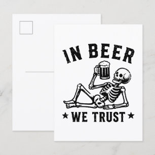 Postal En cerveza confiamos esqueleto jugando beer pong