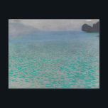 Postal En el lago Attersee, por Gustav Klimt, Bella Artes<br><div class="desc">En el lago Attersee (1900), por Gustav Klimt, se encuentra una pintura artística de la época victoriana de estilo fino que presenta el lago Attersee (también conocido como Kammersee). El lago Attersee es el lago más grande de la zona de Salzkammergut, en Austria. Klimt pasó el verano junto con Emilie...</div>
