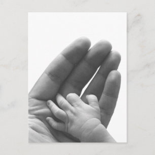 Postal En la mano de papá
