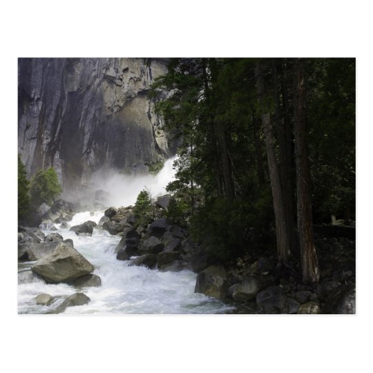 Postal En la parte inferior de las cataratas de Yosemite